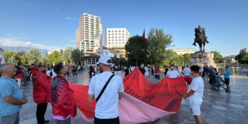 Dita 10/ Protestuesit e Zvërnecit mblidhen prapë në sheshin Skënderbej, nisen drejt Kryeministrisë