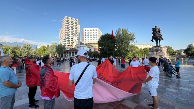 Dita 10/ Protestuesit e Zvërnecit mblidhen prapë në sheshin Skënderbej, nisen drejt Kryeministrisë