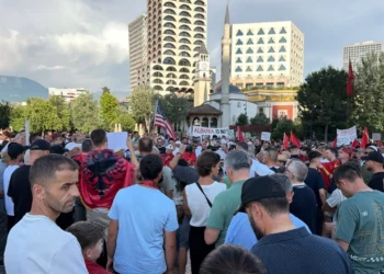 Protesta e Zvërnecit/ Përplasje për flamurin amerikan, protestuesit anti-SHBA kërkojnë heqjen e tij