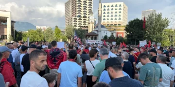 Protesta e Zvërnecit/ Përplasje për flamurin amerikan, protestuesit anti-SHBA kërkojnë heqjen e tij