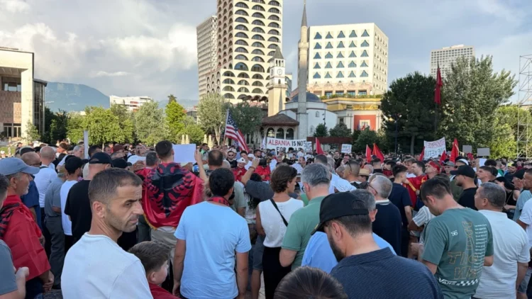 Protesta e Zvërnecit/ Përplasje për flamurin amerikan, protestuesit anti-SHBA kërkojnë heqjen e tij