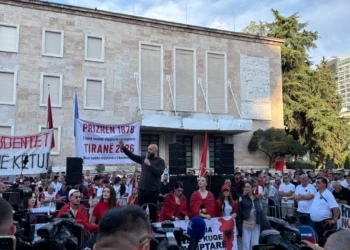 Protesta e Zvërnecit/ Të rinjtë e FRPD-së zhurmojnë folësit kur thërrasin “Berisha n’burg”