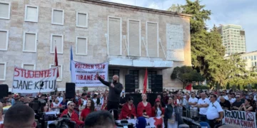 Protesta e Zvërnecit/ Të rinjtë e FRPD-së zhurmojnë folësit kur thërrasin “Berisha n’burg”