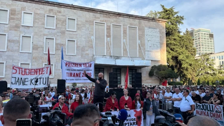 Protesta e Zvërnecit/ Të rinjtë e FRPD-së zhurmojnë folësit kur thërrasin “Berisha n’burg”