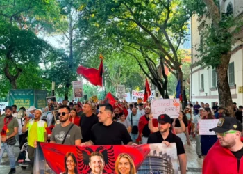 Protestuesit nisen drejt Kuvendit, thirrje deputetëve të PS: Dorëzoni mandatet