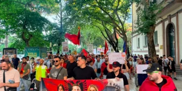 Protestuesit nisen drejt Kuvendit, thirrje deputetëve të PS: Dorëzoni mandatet
