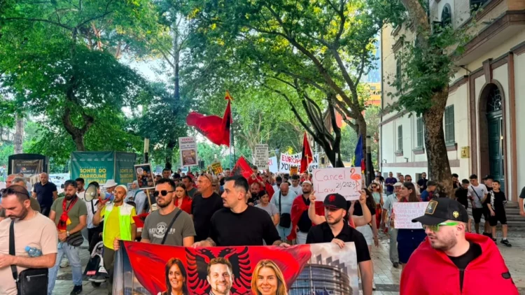 Protestuesit nisen drejt Kuvendit, thirrje deputetëve të PS: Dorëzoni mandatet