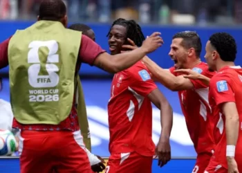 Zvicra mund Bosnjën që mbeti me 10 lojtarë, shënon edhe Xhaka