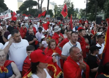 Protestuesit kalojnë pranë ‘Fan Zone’: Ne po bëjmë revolucion, s’ka Botëror që na ndalon!