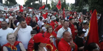 Protestuesit kalojnë pranë ‘Fan Zone’: Ne po bëjmë revolucion, s’ka Botëror që na ndalon!