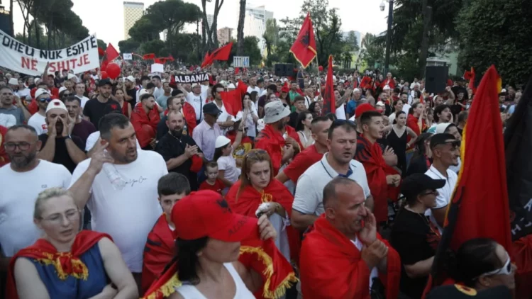 Protestuesit kalojnë pranë ‘Fan Zone’: Ne po bëjmë revolucion, s’ka Botëror që na ndalon!