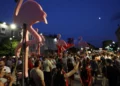Qytetarët ulen këmbëkryq para Parlamentit: Shqipëria kërkon revolucion