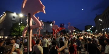 Qytetarët ulen këmbëkryq para Parlamentit: Shqipëria kërkon revolucion