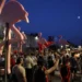 Qytetarët ulen këmbëkryq para Parlamentit: Shqipëria kërkon revolucion