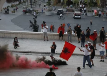 Xhama të thyer dhe dyer të shkatërruara, çfarë mbeti pas hyrjes së protestuesve në Universitet