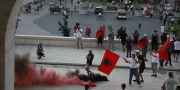 Xhama të thyer dhe dyer të shkatërruara, çfarë mbeti pas hyrjes së protestuesve në Universitet