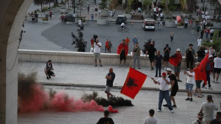 Xhama të thyer dhe dyer të shkatërruara, çfarë mbeti pas hyrjes së protestuesve në Universitet
