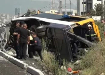 Aksidenti i rëndë në autostradën Tiranë-Durrës, dy të vdekur në autobusin me pasagjerë