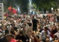 Protestuesit vijojnë marshimin me ndryshim në itinerar, shkojnë drejt selisë së PD-së
