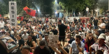 Protestuesit vijojnë marshimin me ndryshim në itinerar, shkojnë drejt selisë së PD-së