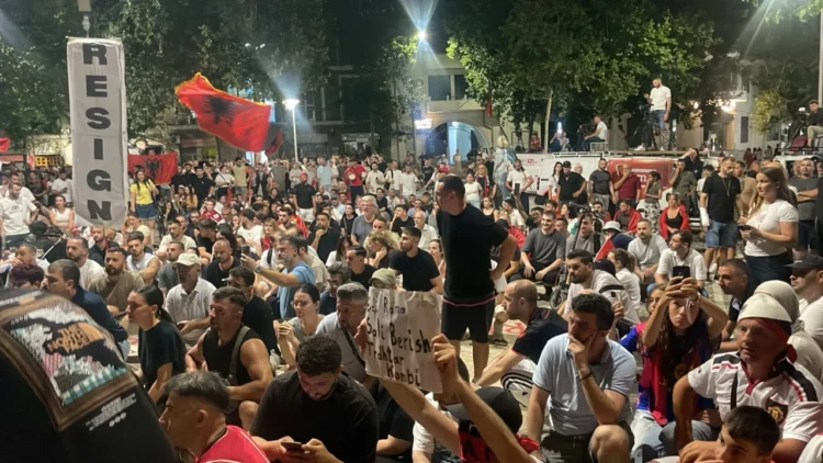 Protestuesit vijojnë marshimin me ndryshim në itinerar, shkojnë drejt selisë së PD-së