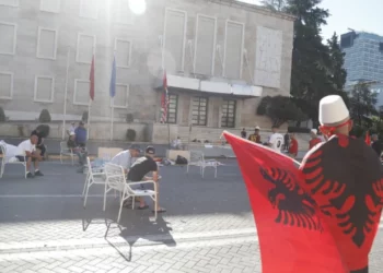Qëndruan deri në orët e para të mëngjesit para Kryeministrisë, policia procedon 9 protestues