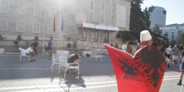 Qëndruan deri në orët e para të mëngjesit para Kryeministrisë, policia procedon 9 protestues
