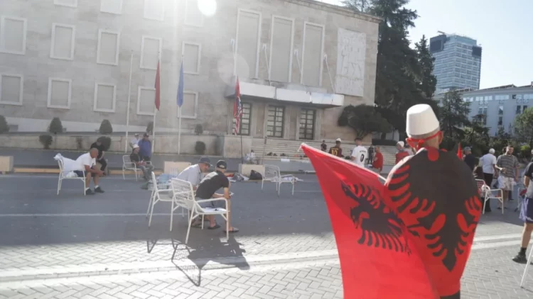 Qëndruan deri në orët e para të mëngjesit para Kryeministrisë, policia procedon 9 protestues