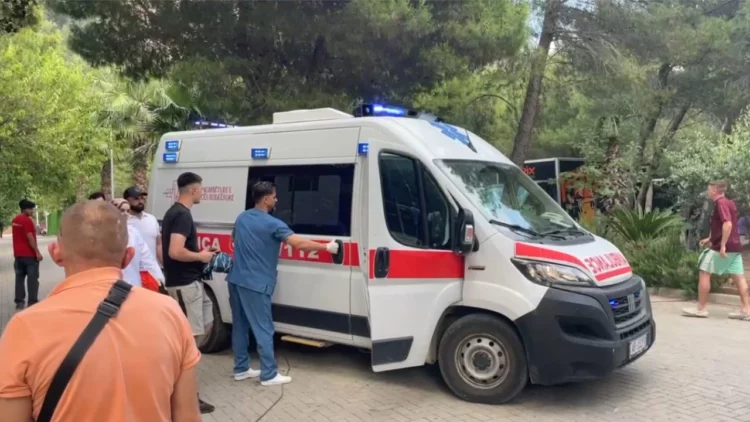 Tragjedia në Shëngjin/ Ndërrojnë jetë dy të rinj nga Kosova pasi u morën nga dallgët, tre të tjerët jashtë rrezikut për jetën