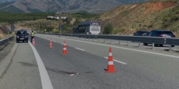 U përplas nga makina sapo zbriti nga autobusi, humb jetën në spital 46-vjeçari