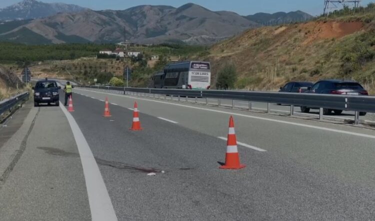 U përplas nga makina sapo zbriti nga autobusi, humb jetën në spital 46-vjeçari