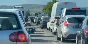 Aksident në aksin Levan-Vlorë, rëndohet trafiku në autostradë