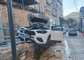Aksident i rëndë në Sarandë, shoferi humb kontrollin e automjetit dhe përplaset me barrierën mbrojtëse