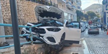 Aksident i rëndë në Sarandë, shoferi humb kontrollin e automjetit dhe përplaset me barrierën mbrojtëse