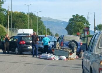 Aksident në aksin Gjirokastër-Tepelenë, përplasen tre automjete