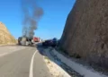 Aksident fatal në Vlorë/ Makina merr zjarr pas përplasjes me një automjet tjetër, humb jetën nga flakët një person