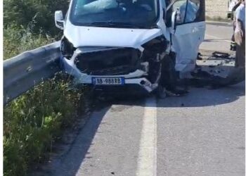 Aksident në Vlorë! Përplasen dy automjete, plagoset rëndë një prej shoferëve