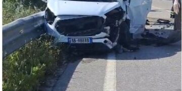 Aksident në Vlorë! Përplasen dy automjete, plagoset rëndë një prej shoferëve