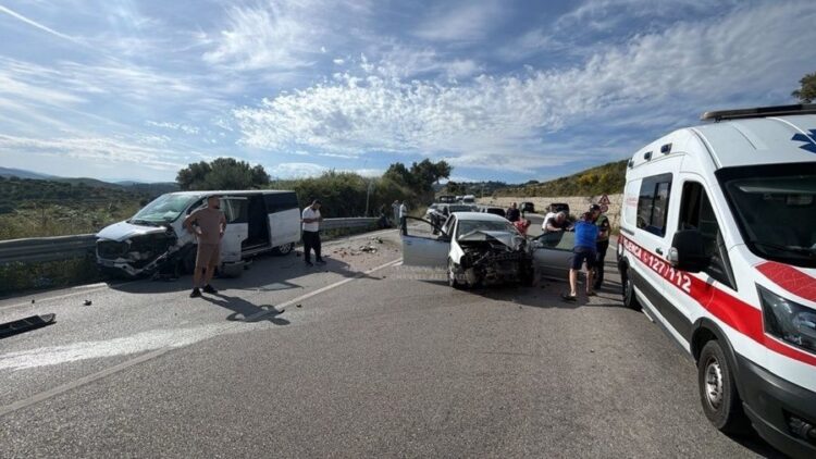 Aksident në Vlorë! Përplasen dy automjete, plagoset rëndë një prej shoferëve