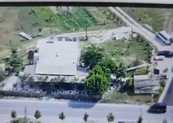 Aksion policor në Vlorë/ Arrestohen gjashtë persona, sekuestrohen armë, automjete dhe para