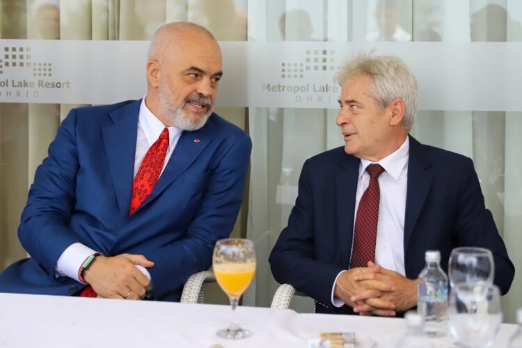 Ali Ahmeti vihet në shërbim të  Ramës dhe sulmon protestën e qytetarëve në Tiranë