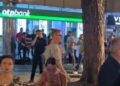 Surprizë në protestë, Ambasadori i BE, Silvio Gonzato shfaqet mes qytetarëve