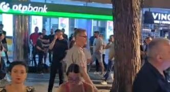 Surprizë në protestë, Ambasadori i BE, Silvio Gonzato shfaqet mes qytetarëve