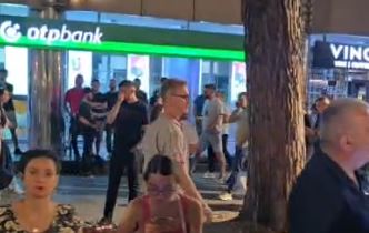 Surprizë në protestë, Ambasadori i BE, Silvio Gonzato shfaqet mes qytetarëve