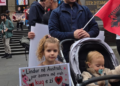 Mijëra shqiptarë mbushin rrugët e qyteteve në Australi: Rama jep dorëheqjen!
