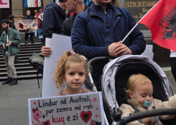 Mijëra shqiptarë mbushin rrugët e qyteteve në Australi: Rama jep dorëheqjen!