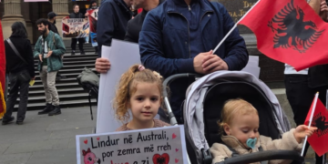 Mijëra shqiptarë mbushin rrugët e qyteteve në Australi: Rama jep dorëheqjen!