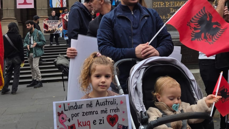 Mijëra shqiptarë mbushin rrugët e qyteteve në Australi: Rama jep dorëheqjen!