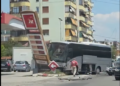 Aksident në Elbasan, autobusi përplaset me tabelën e karburantit