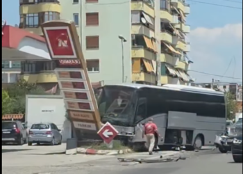 Aksident në Elbasan, autobusi përplaset me tabelën e karburantit